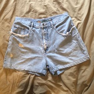 VINTAGE DESTROYED BUFFALO JEAN SHORT, LIGHT WASH